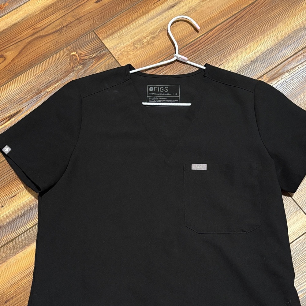 Figs womens Classic Black V-Neck Shirt